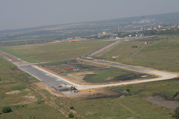 реконструкция взлетно-посадочной полосы и рулежных дорожек (июнь 2009 года)